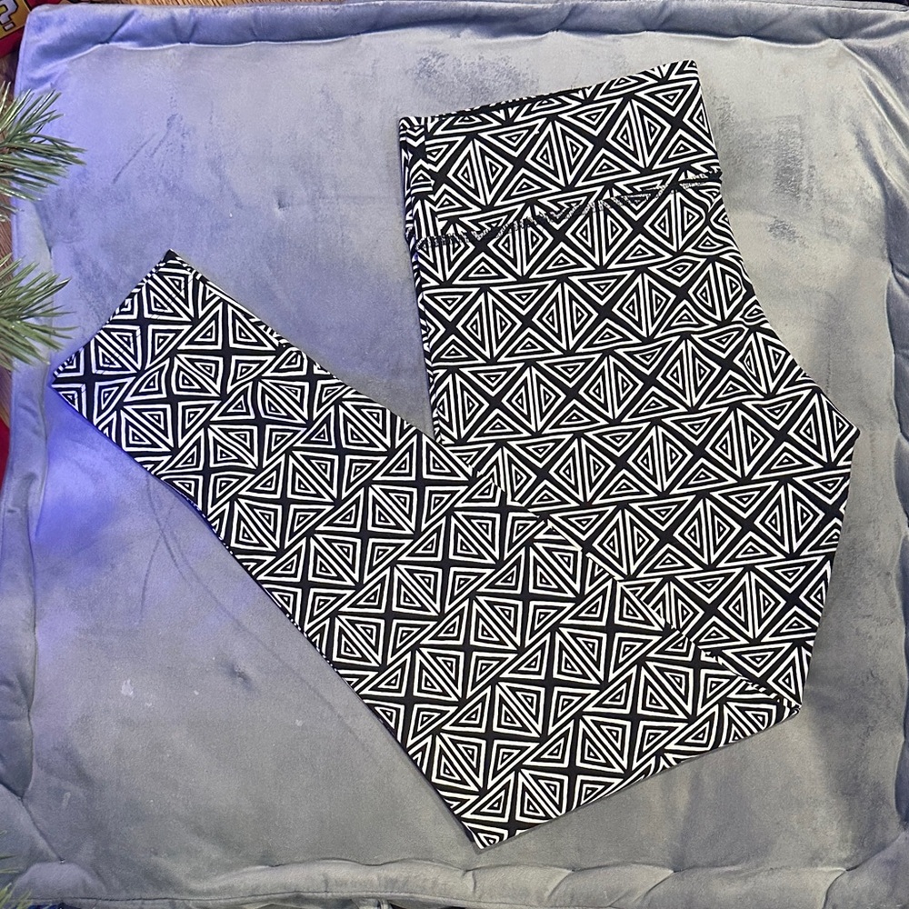 BS PINK Geometric Black and White Leggings